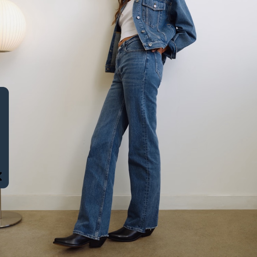 Abercrombie 90s high rise relaxed jean Dark with distressed back hem 27 short